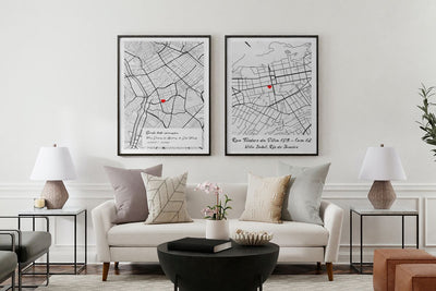 Composição de quadros e telas canvas com mapas personalizados em sala de estar de primeiro apartamento.