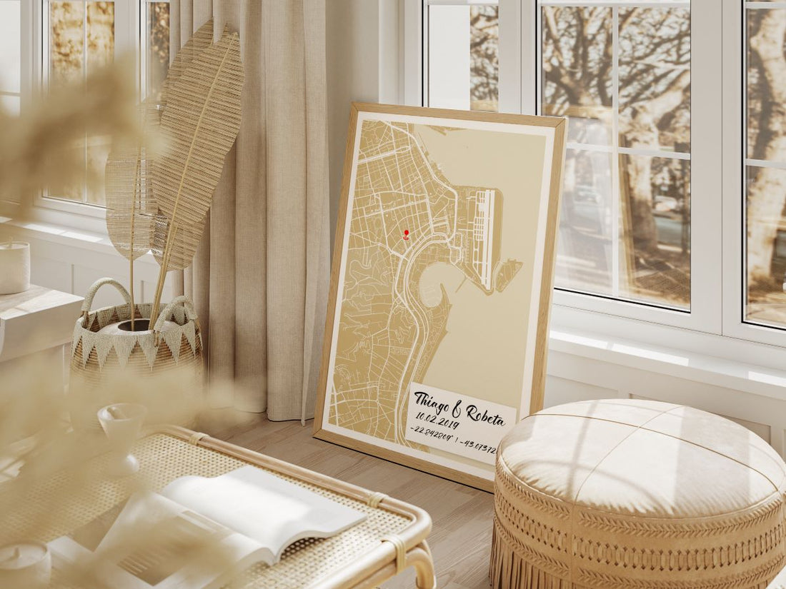 Quadro de mapa personalizado para presente de bodas de estanho de 10 anos de casamento em moldura de madeira natural no chão.