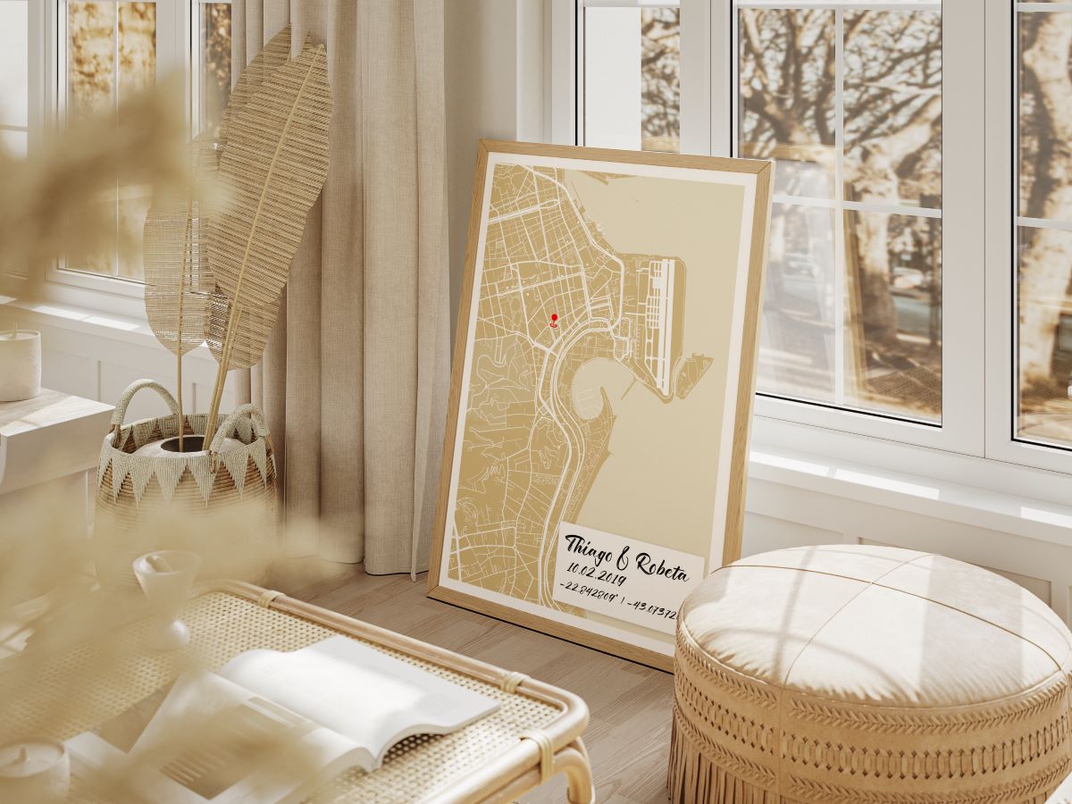 Quadro de mapa personalizado para presente de bodas de estanho de 10 anos de casamento em moldura de madeira natural no chão.