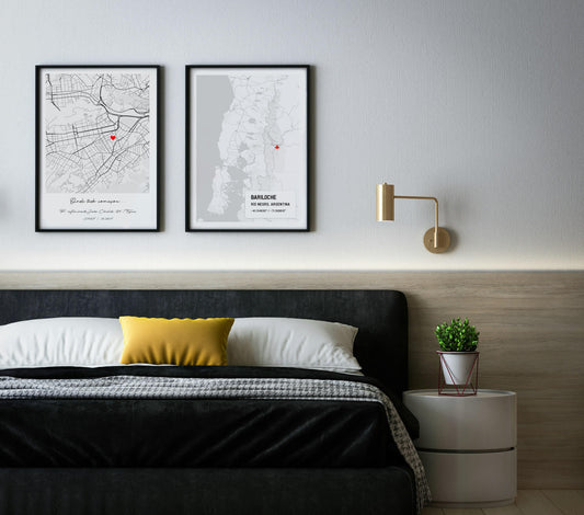 Mockup com dois mapas personalizados na cabeceira de uma cama de casal, com o tema de decoração de quarto moderno.