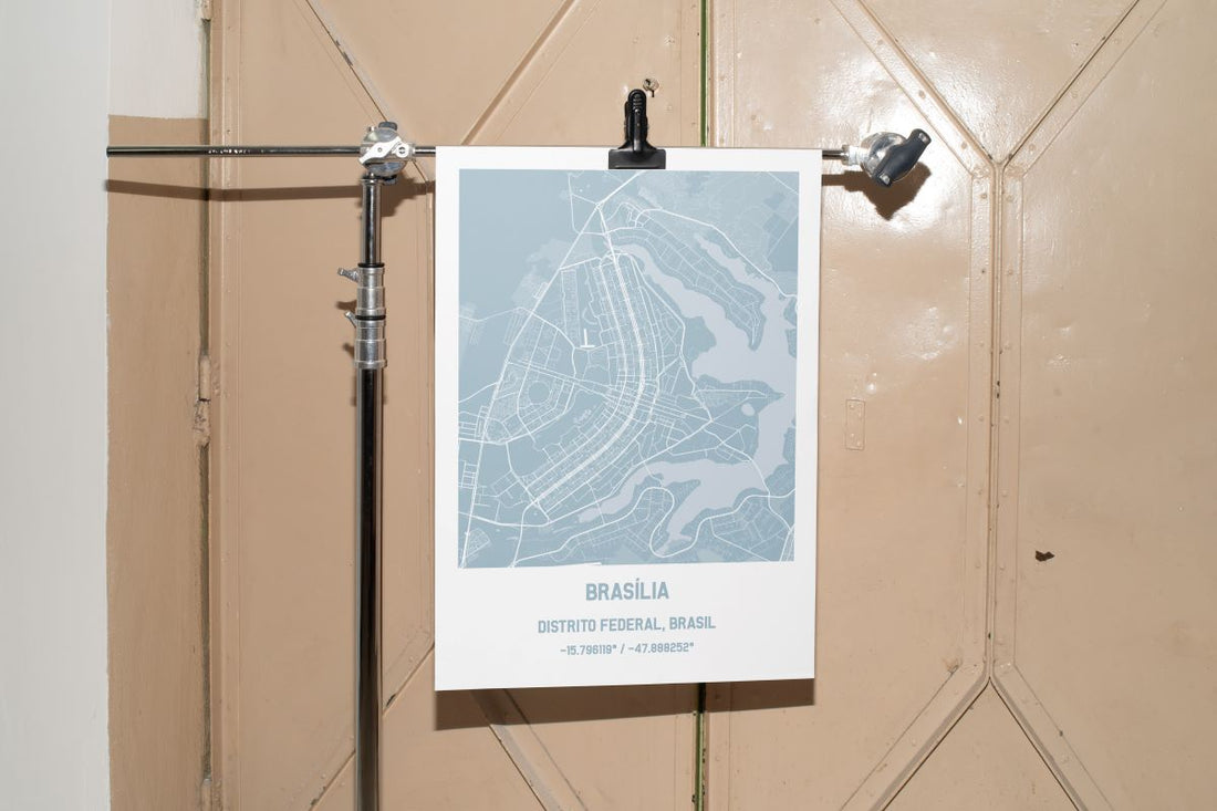 Composição decorativa com pôsteres sem moldura e mapas personalizados suspensos na parede