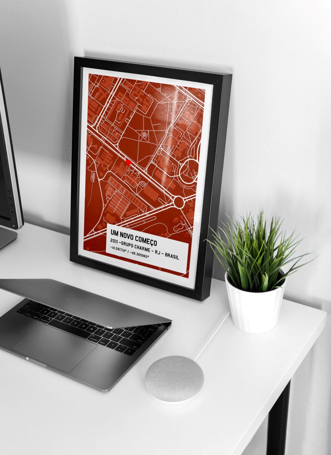 Home office moderno decorado com quadro de mapa conceitual de cidade em moldura preta