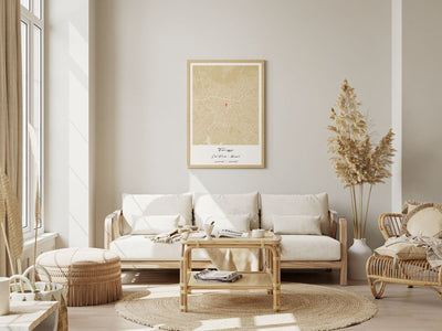 Quadro personalizado Artmaps com moldura de madeira marcando as coordenadas do casamento para comemoração de bodas de madeira de 5 anos.