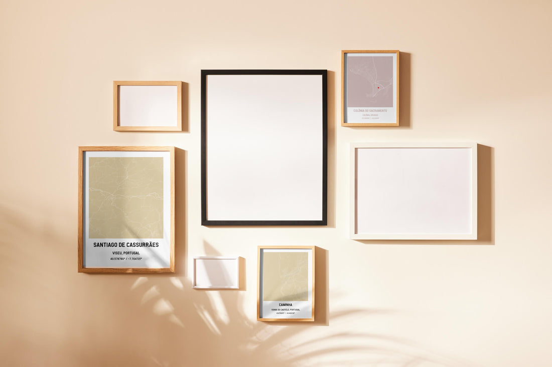Mockup tutorial mostrando a montagem de uma gallery wall com quadros, com destaque para mapas personalizados em uma decoração de sala de estar.