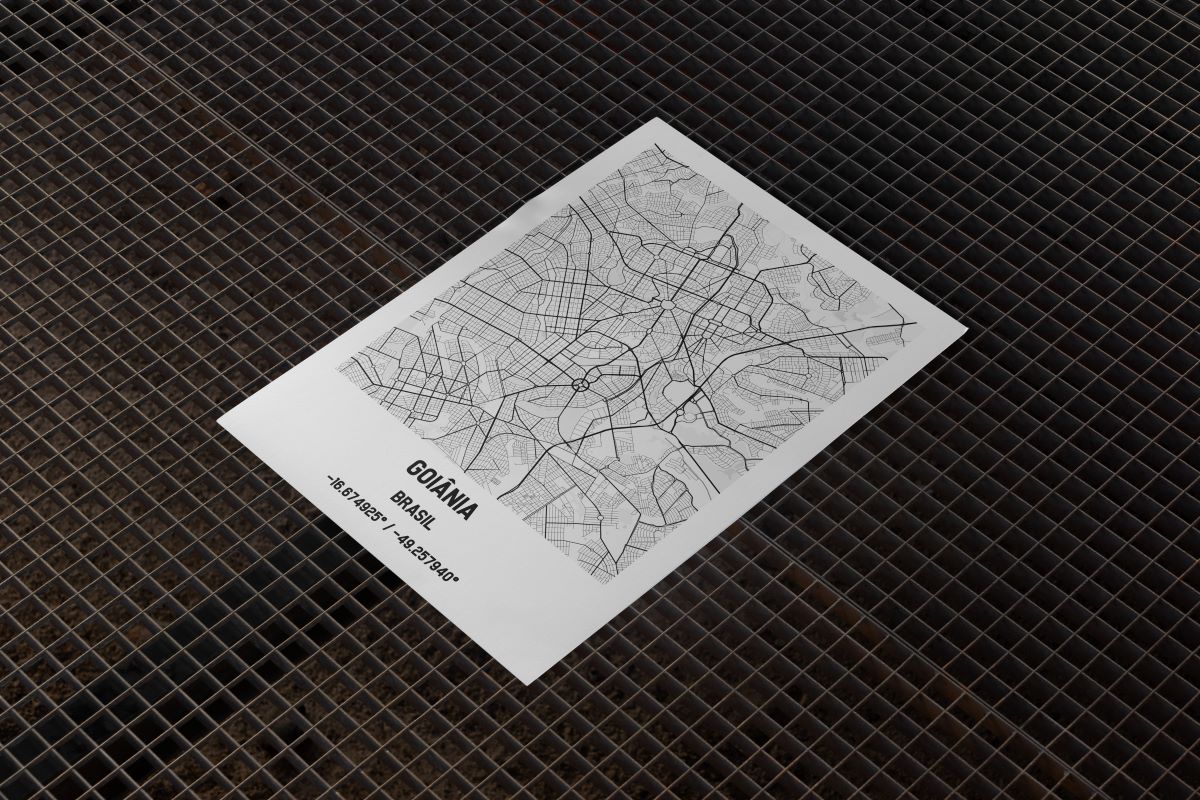 Arte digital de mapa personalizado da cidade de Goiânia impressa em papel fosco, deitada sobre uma grade metálica preta.