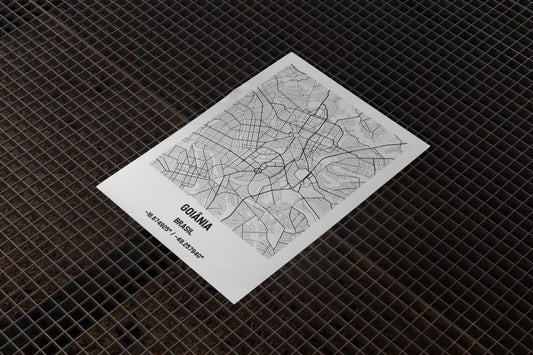 Arte digital de mapa personalizado da cidade de Goiânia impressa em papel fosco, deitada sobre uma grade metálica preta.