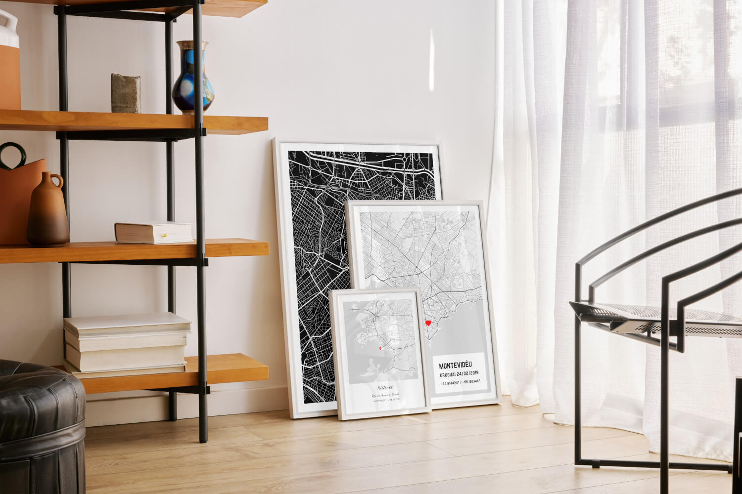 Três quadros de mapas personalizados, com molduras brancas, apoiados em uma parede clara para decoração moderna.