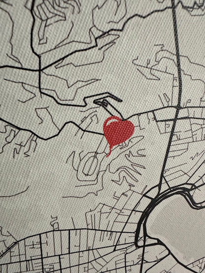 Foto em macro mostrando de perto a textura orgânica da trama de algodão do tecido canvas original e a alta definição dos detalhes da impressão do mapa.