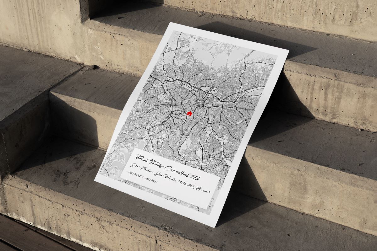 Poster de mapa personalizado digital da cidade de São Paulo com pin vermelho, impresso e apoiado em uma escada de concreto.