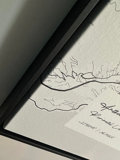 Detalhe da borda de uma tela canvas com moldura filete preta, mostrando o efeito flutuante infinito com a linha de sombra contínua.
