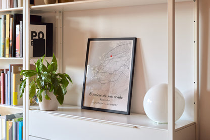 Quadro de mapa personalizado, com moldura preta laqueada e vidro. Apoiado em estante de livros de estilo industrial. Uma ideia de decoração moderna e de presente com significado.