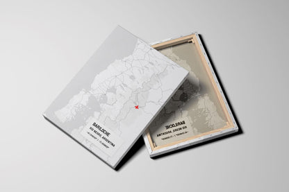 Maquete mostrando a frente e o verso de uma tela canvas de mapa personalizado de Bariloche, destacando a estrutura interna do chassi de madeira e o tecido esticado.