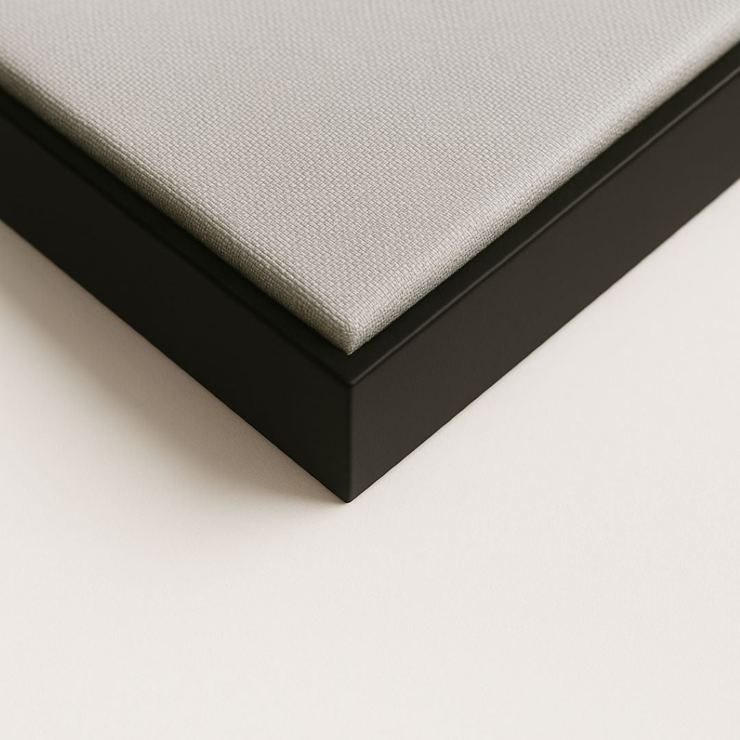 Foto de perto mostrando o detalhe do canto de uma tela canvas finalizada com moldura canaleta na cor preta e efeito flutuante.